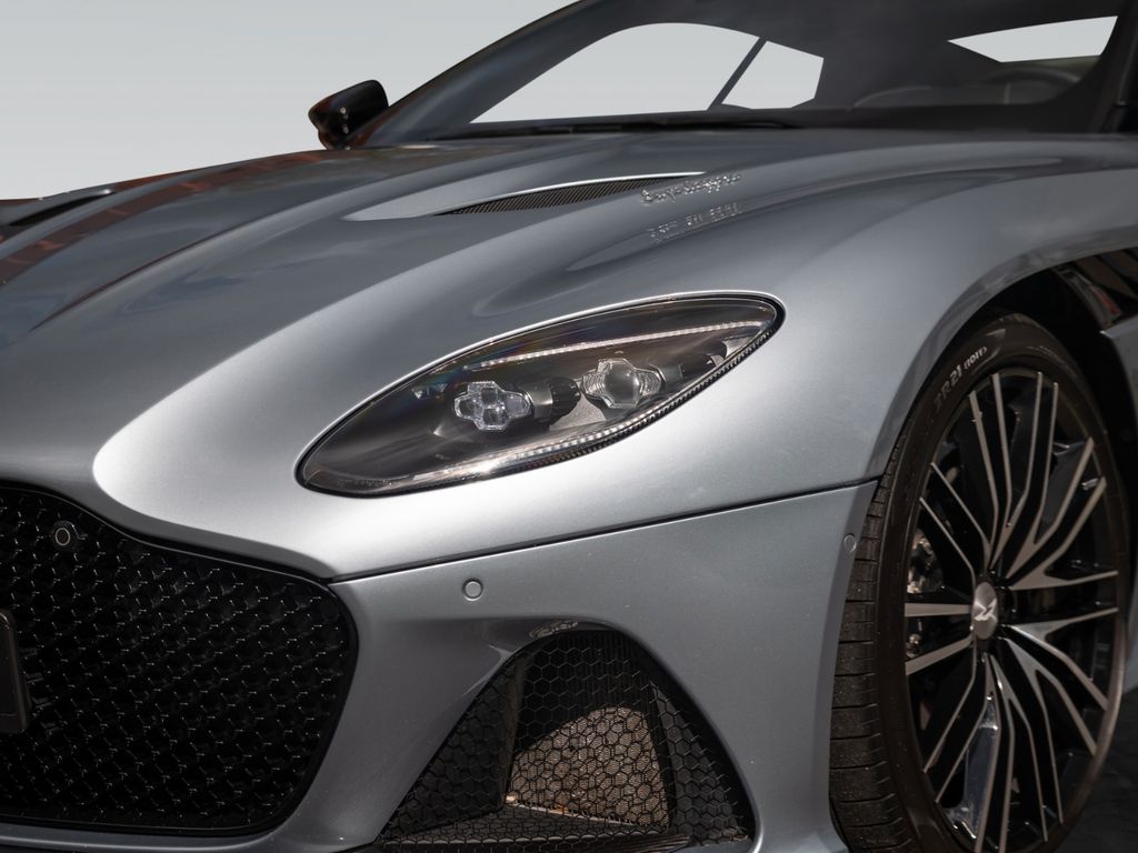 Aston Martin DBS 2021