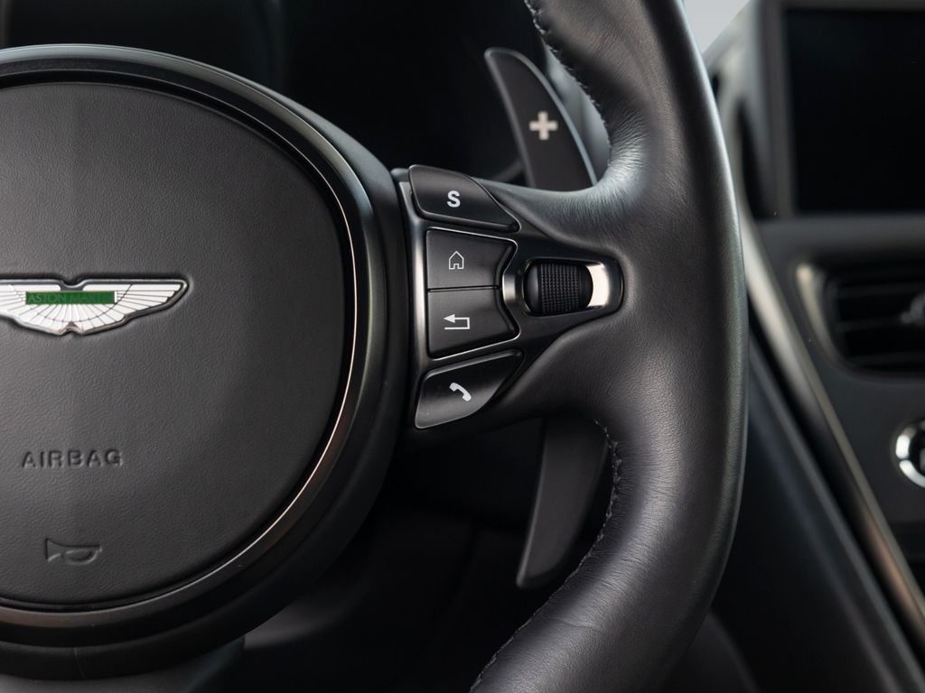 Aston Martin DBS 2021