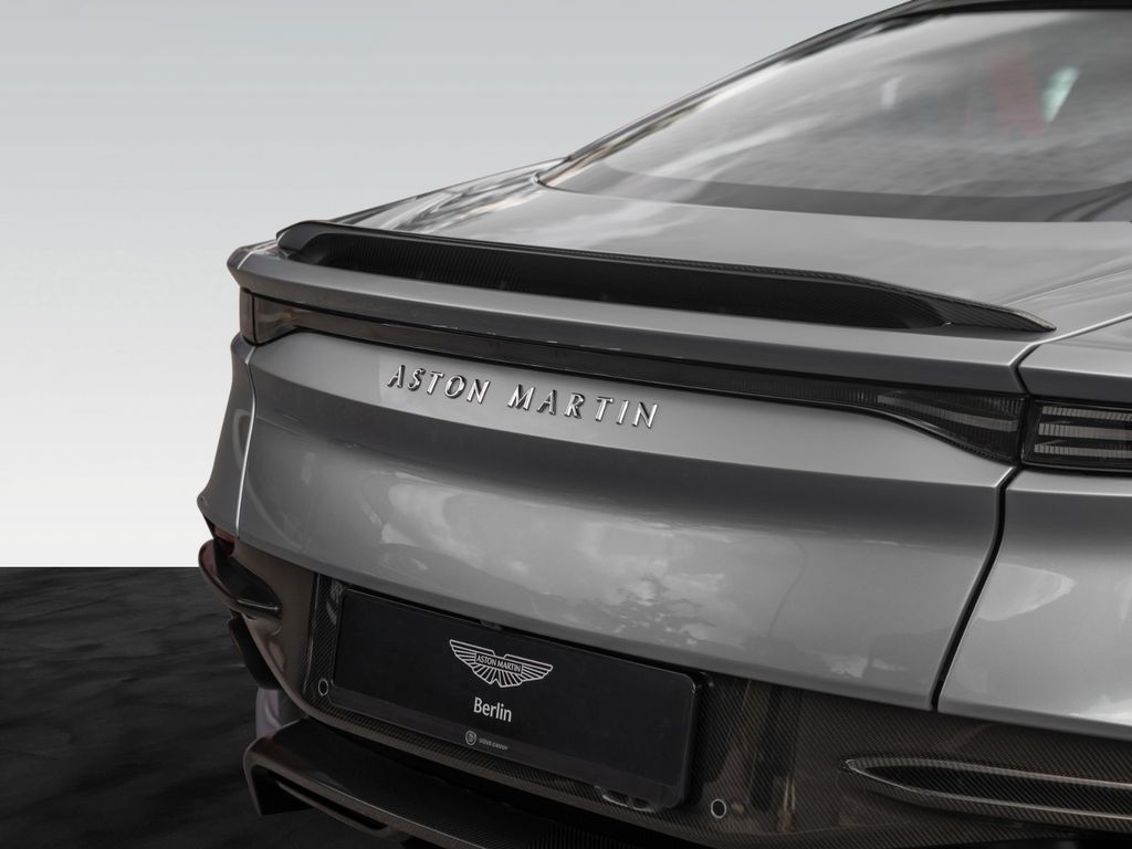 Aston Martin DBS 2021