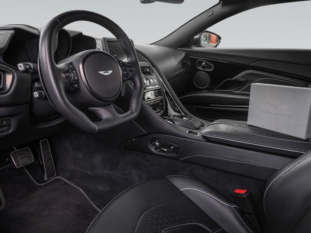 Aston Martin DBS 2021