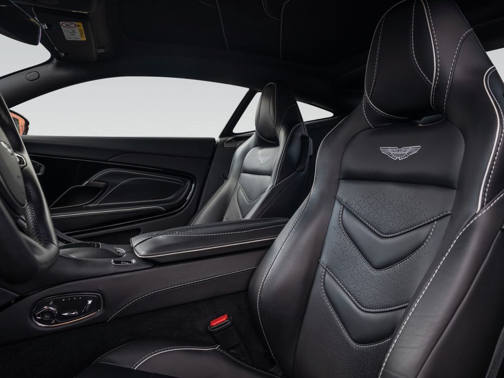 Aston Martin DBS 2021