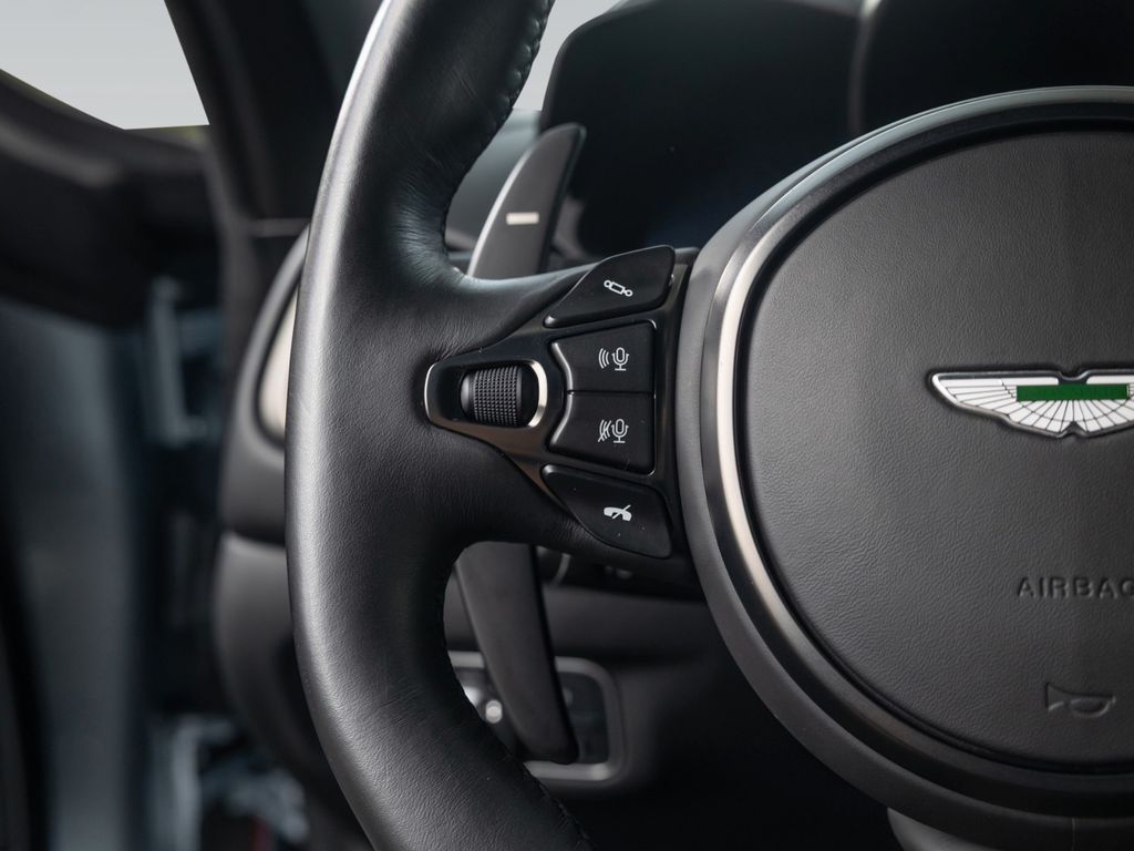 Aston Martin DBS 2021