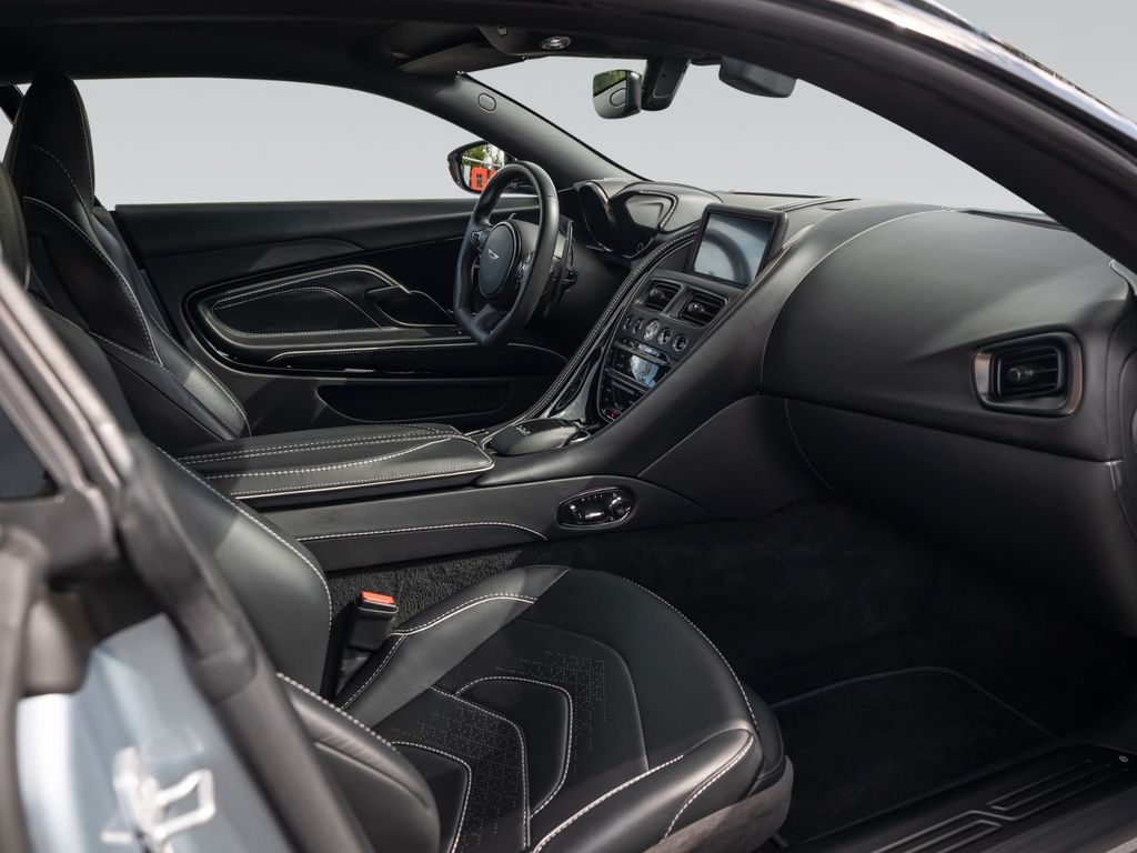 Aston Martin DBS 2021