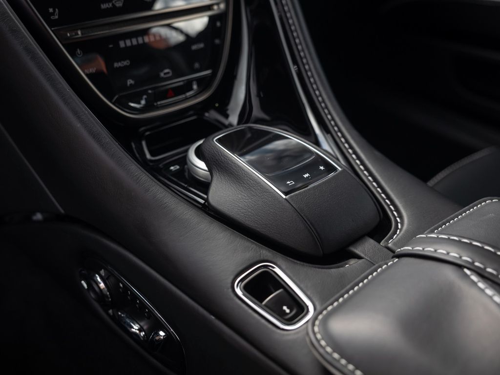 Aston Martin DBS 2021