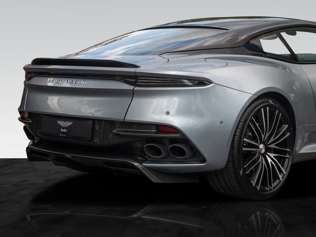 Aston Martin DBS 2021