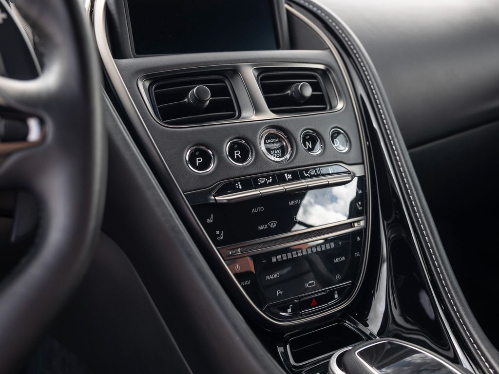 Aston Martin DBS 2021