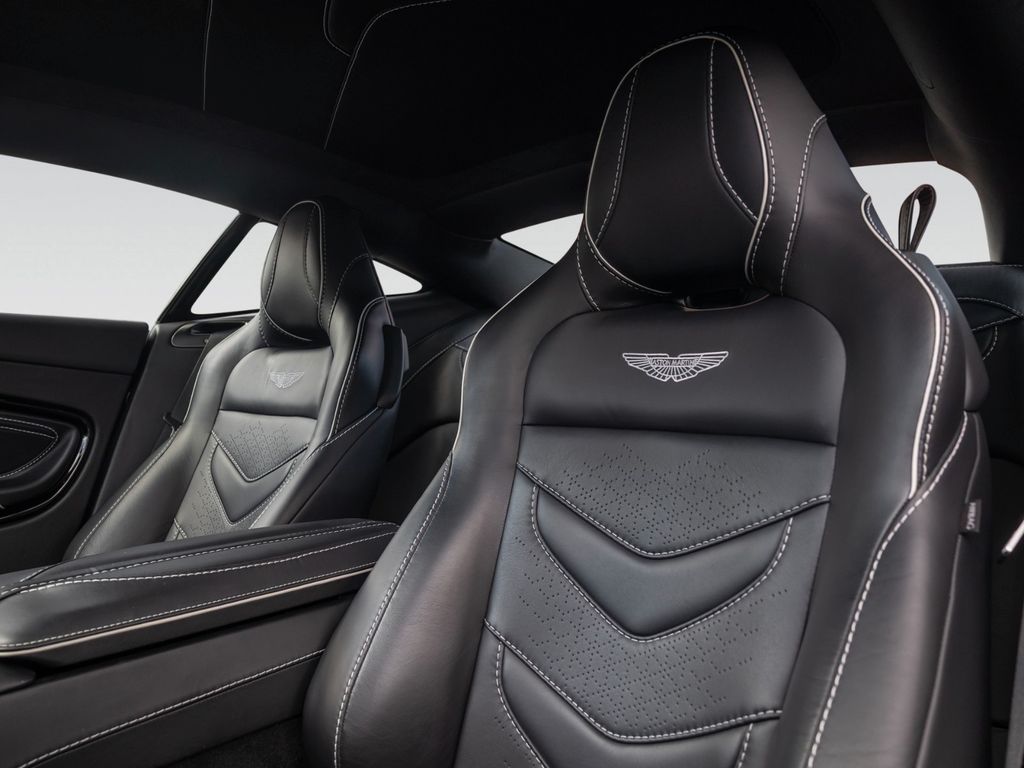 Aston Martin DBS 2021