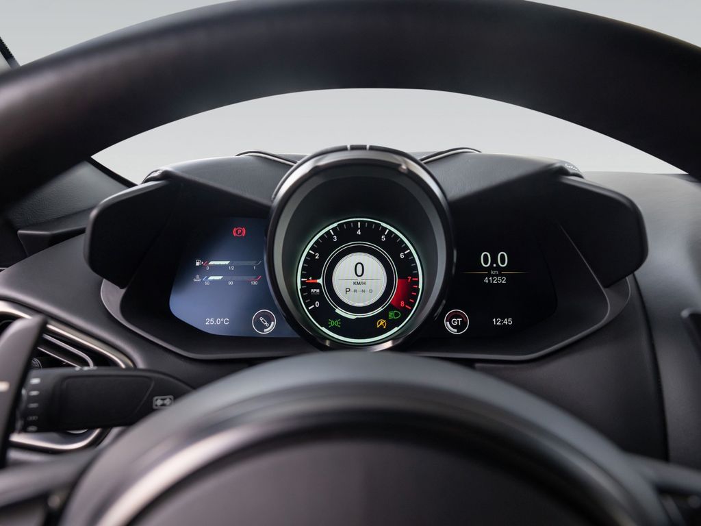 Aston Martin DBS 2021