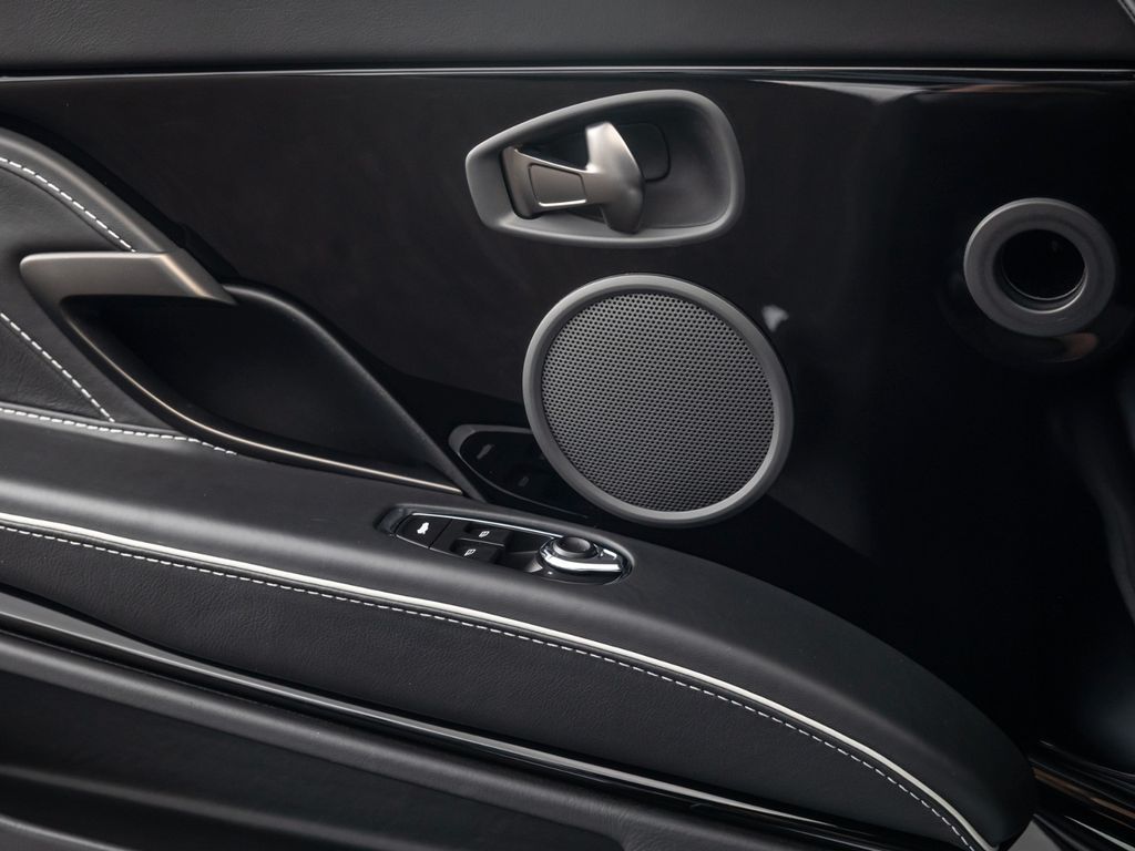 Aston Martin DBS 2021