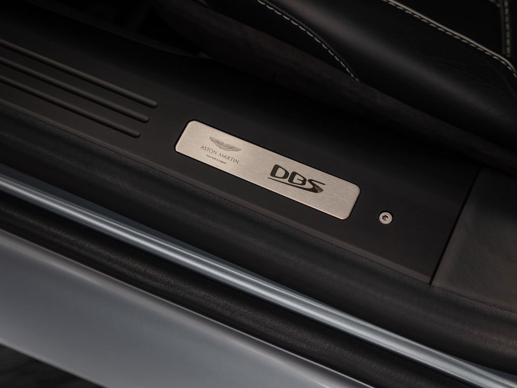 Aston Martin DBS 2021
