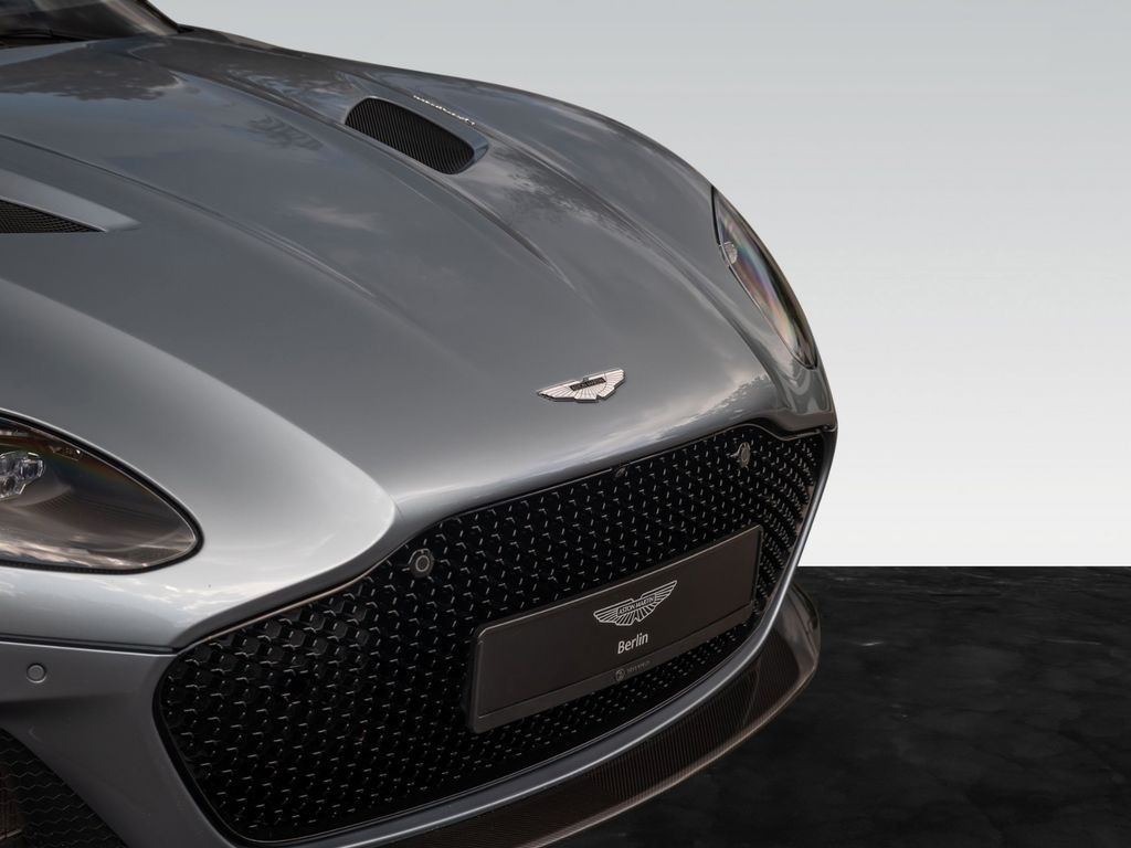 Aston Martin DBS 2021
