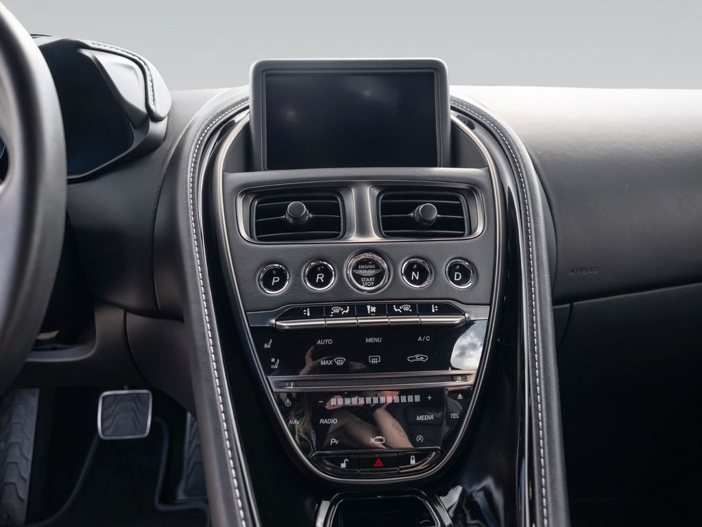 Aston Martin DBS 2021