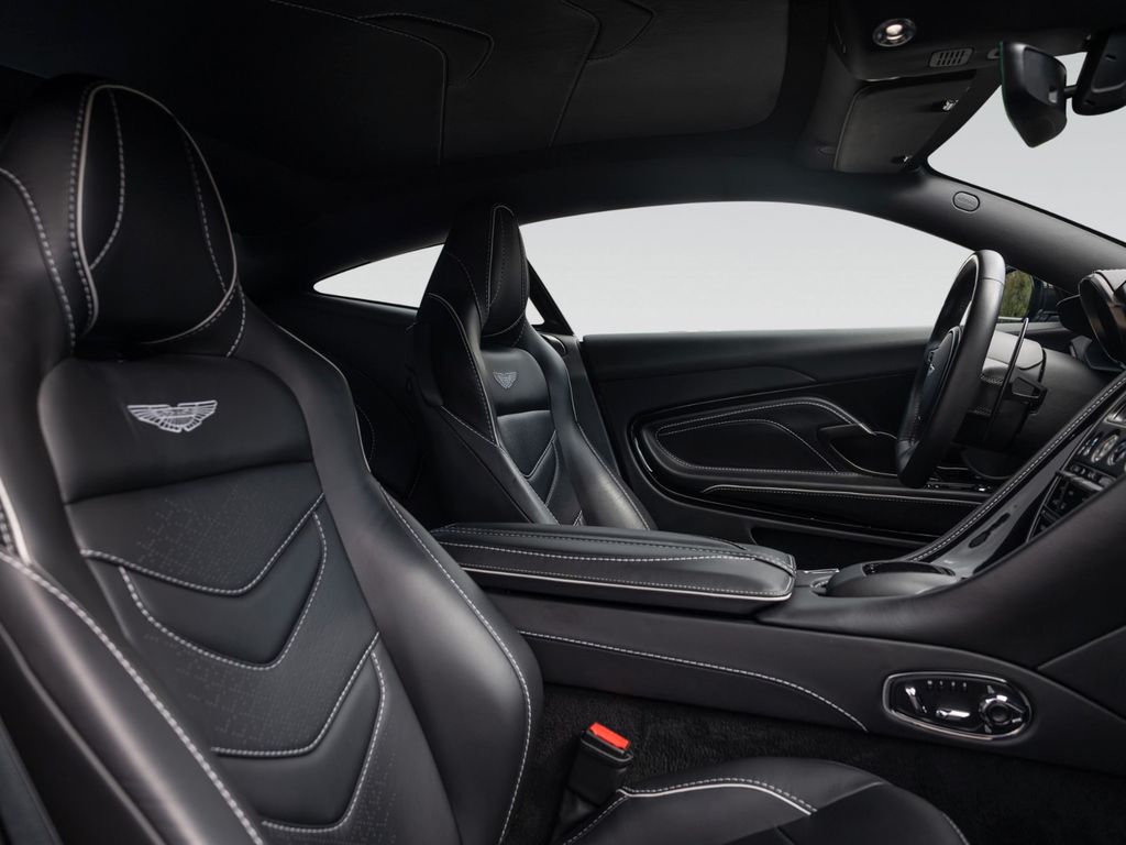 Aston Martin DBS 2021