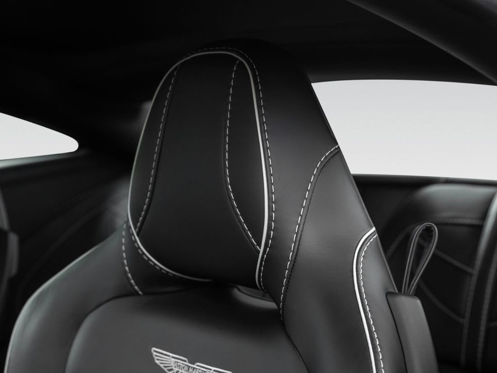 Aston Martin DBS 2021