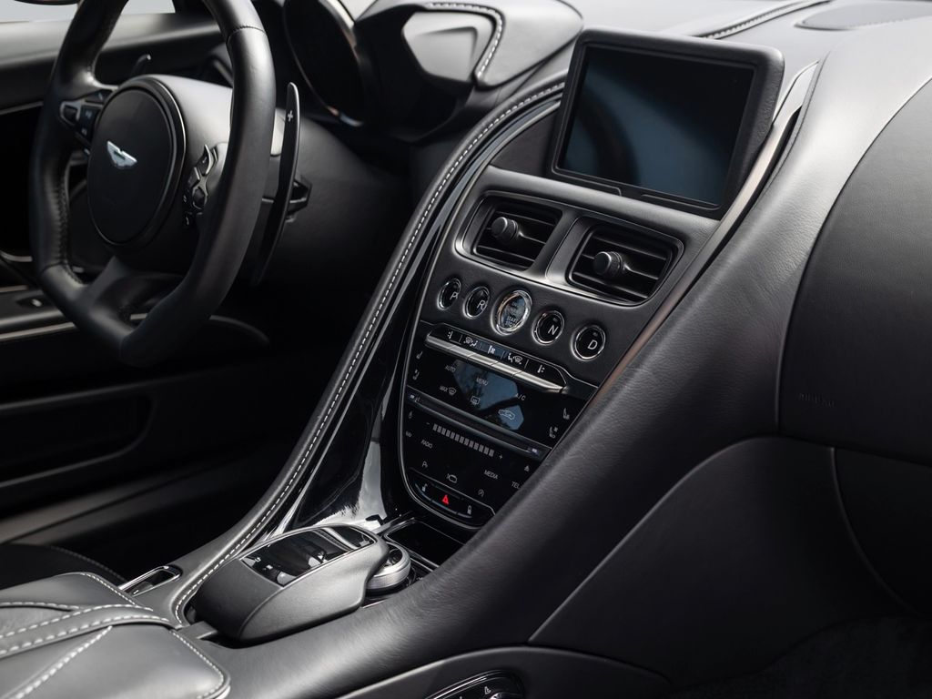 Aston Martin DBS 2021