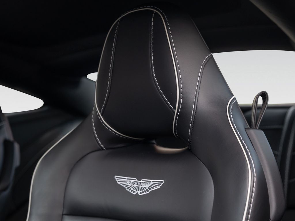 Aston Martin DBS 2021