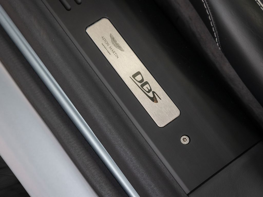 Aston Martin DBS 2021