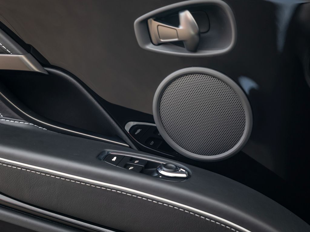 Aston Martin DBS 2021