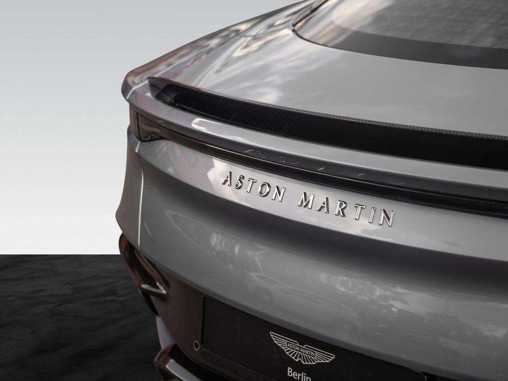 Aston Martin DBS 2021