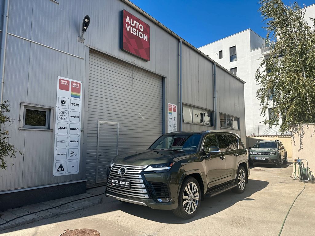 Lexus LX 700