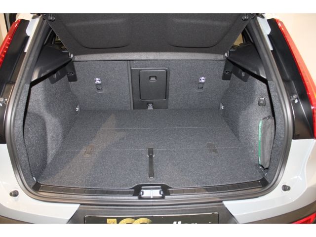 Volvo XC40 2025