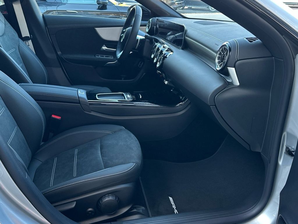 Mercedes-Benz CLA 200 2025