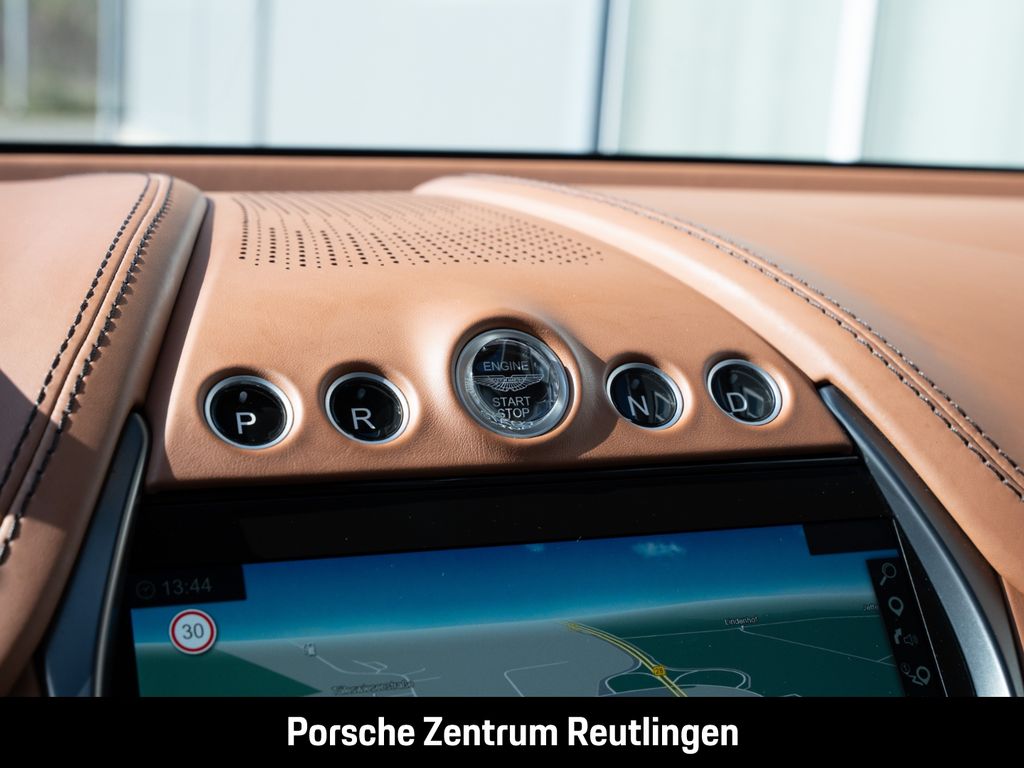 Aston Martin DBX 2022