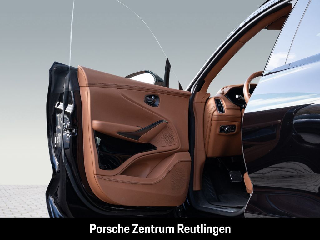 Aston Martin DBX 2022