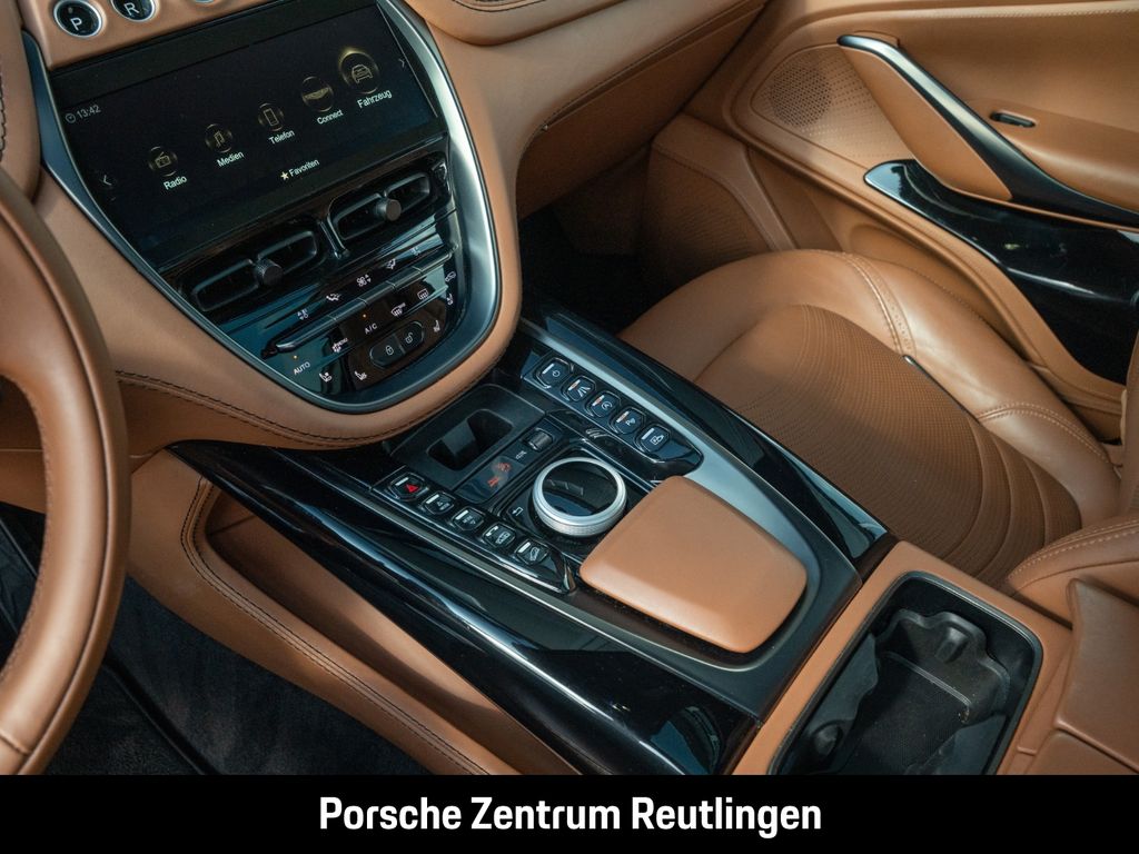 Aston Martin DBX 2022