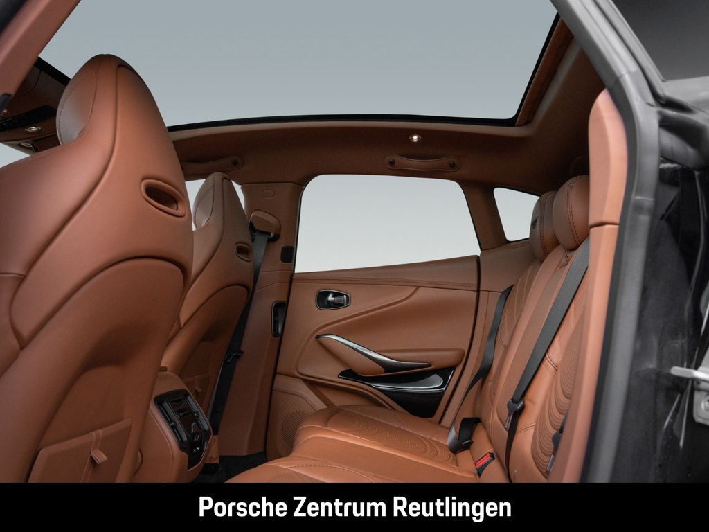 Aston Martin DBX 2022