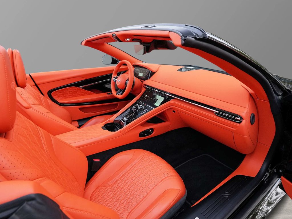 Aston Martin DB12 2024