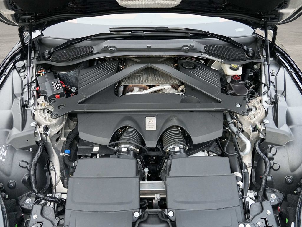 Aston Martin DB12 2024