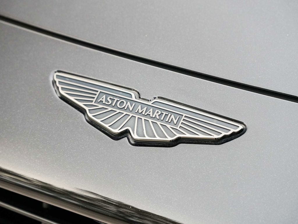 Aston Martin DB12 2024