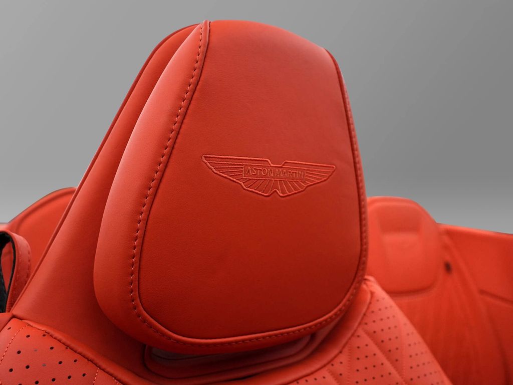 Aston Martin DB12 2024
