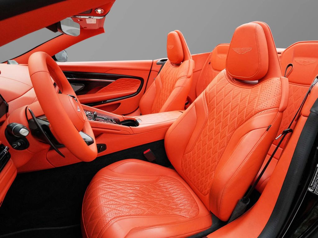 Aston Martin DB12 2024