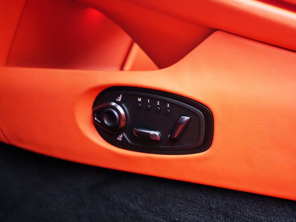 Aston Martin DB12 2024