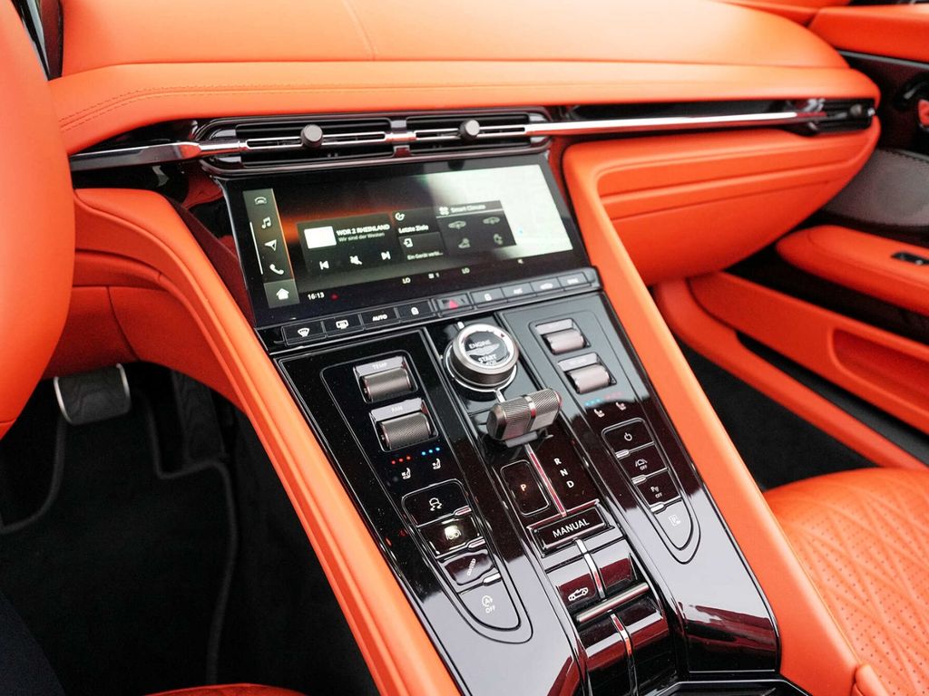 Aston Martin DB12 2024