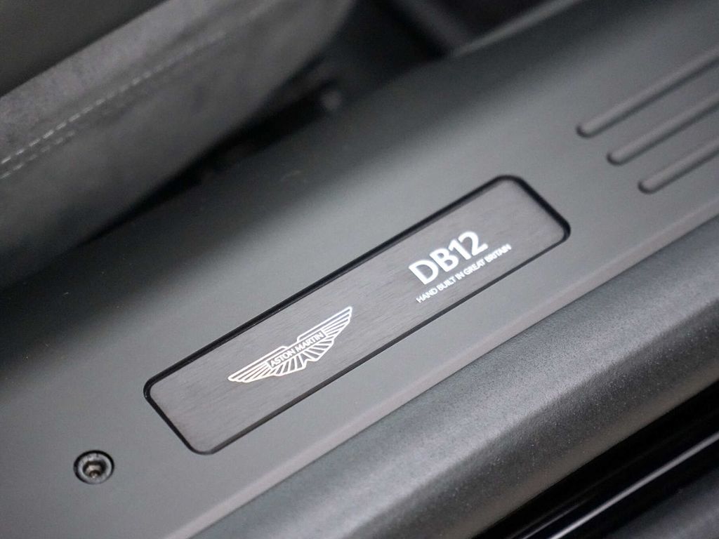 Aston Martin DB12