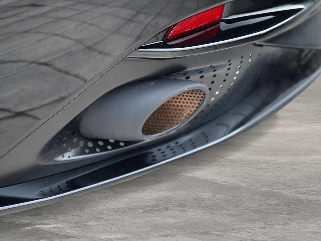 Aston Martin DB12 2024
