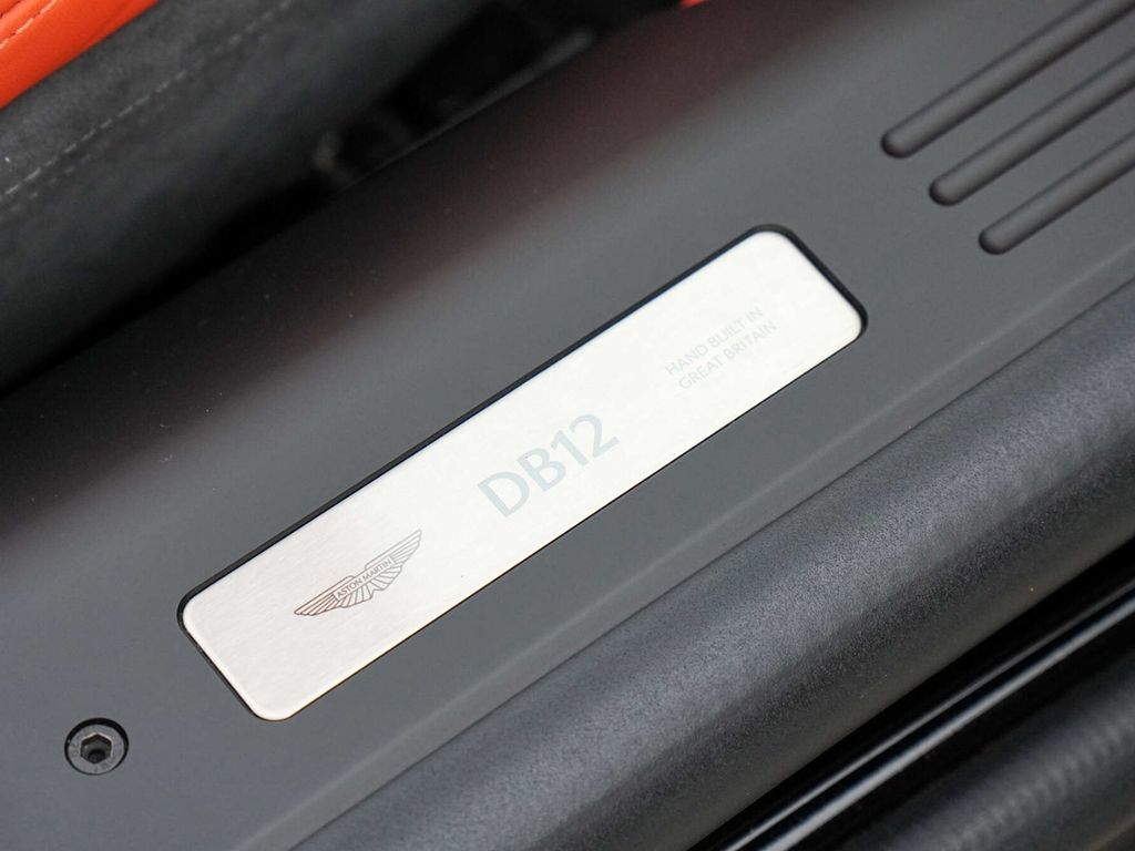 Aston Martin DB12 2024