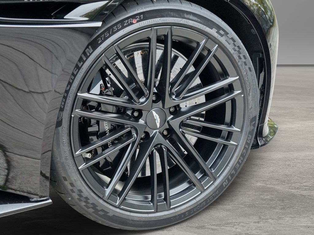 Aston Martin DB12 2024