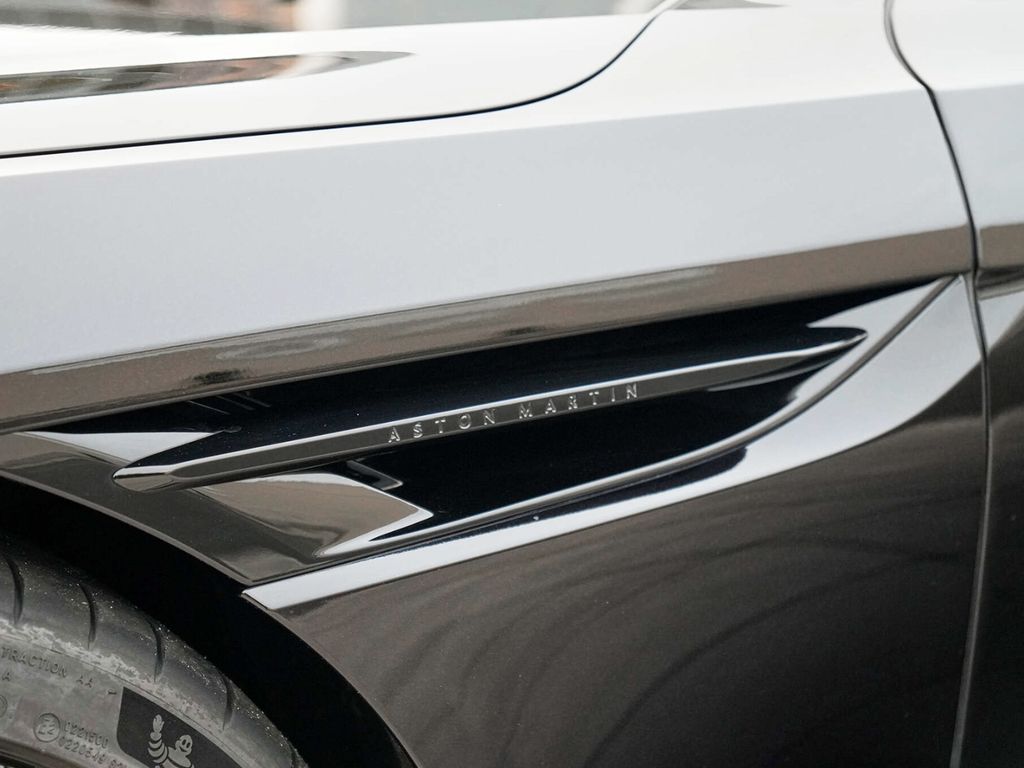 Aston Martin DB12 2024