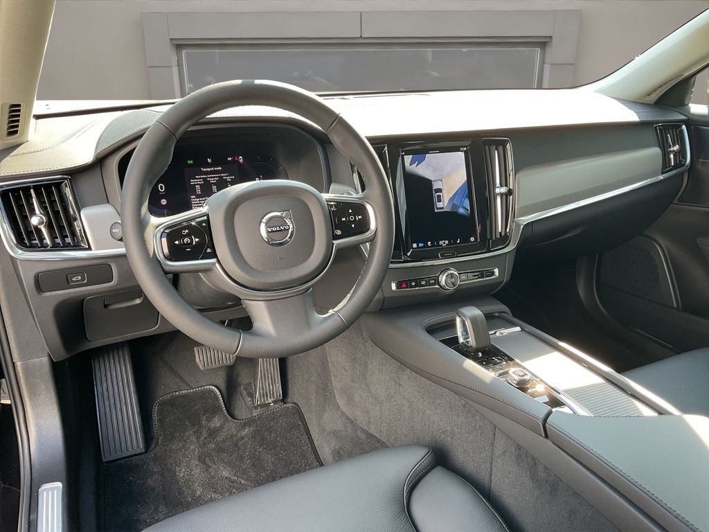 Volvo V90 2025