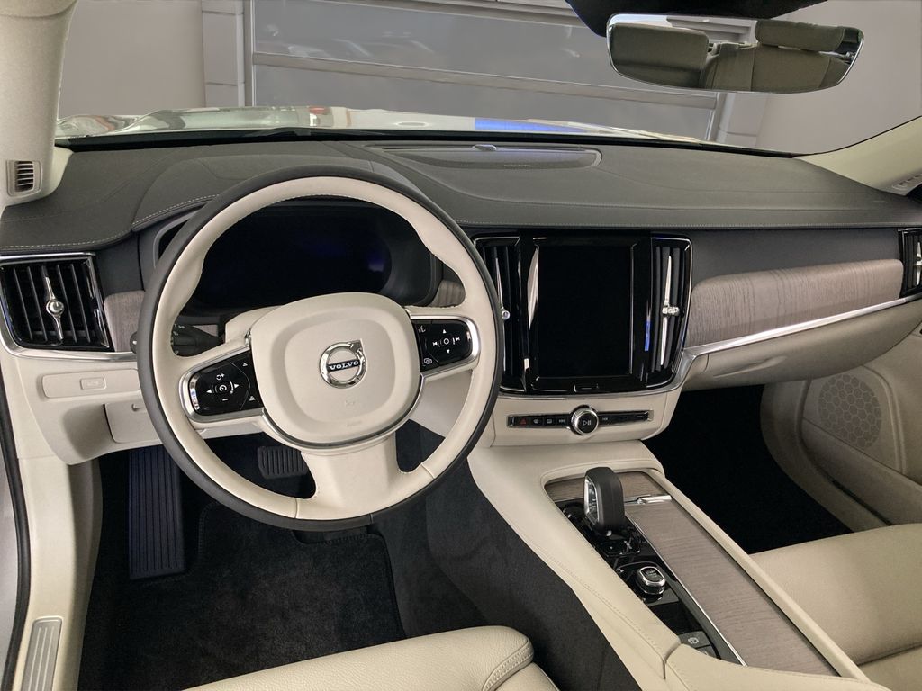 Volvo V90 2025