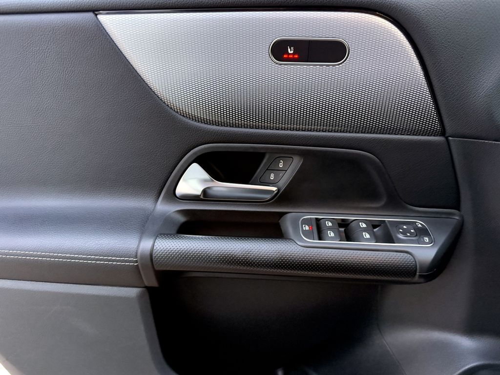 Mercedes-Benz GLB 180 2023