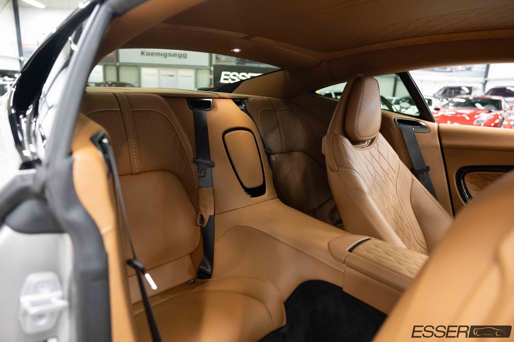Aston Martin DB12 2025