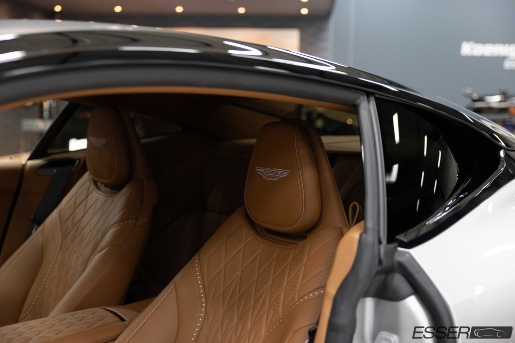 Aston Martin DB12 2025