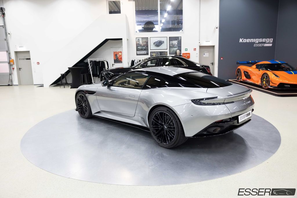 Aston Martin DB12 2025