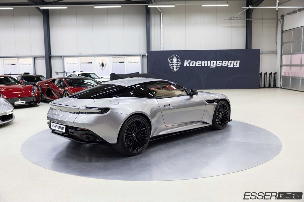 Aston Martin DB12 2025