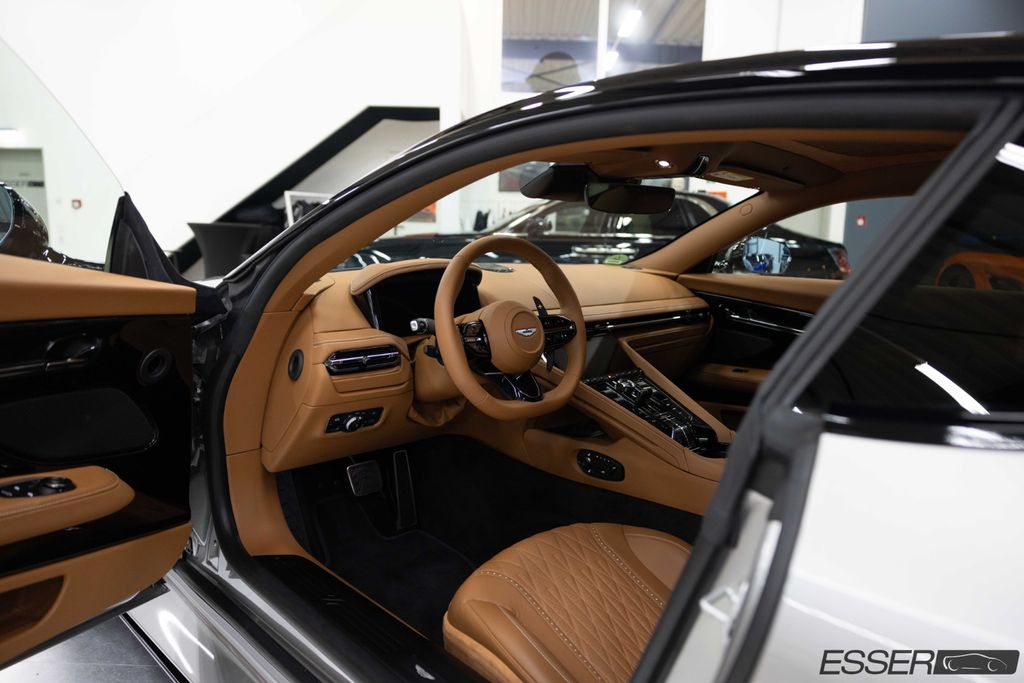 Aston Martin DB12 2025